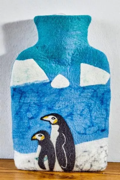 Wärmflasche aus Filz mit Pinguin-Motiv
