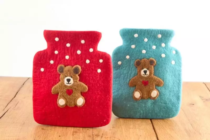 Wärmflaschen medium mit Filzhülle Teddybär, rot und blau Wärmflaschen medium mit Filzhülle Teddybär, rot und blau