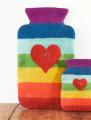 Wärmflasche mit Filzhülle in Regenbogenfarben mit Herz